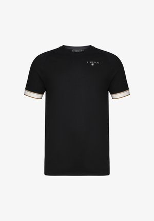Zwart T-shirt met korte mouwen, witte en gouden gestreepte boorden en een klein "SikSilk" logo op de linkerborst.