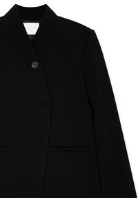 Blazer nero con colletto a scialle, chiusura a un bottone e due tasche frontali, realizzato in tessuto liscio.