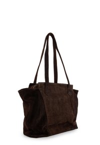 Dunkelbraune Wildleder-Shopper-Tasche mit langen Henkeln und einer leicht schlaffen, rechteckigen Form, vor weißem Hintergrund.