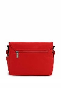 Czerwona nylonowa torebka na ramię z klapką, przednią kieszenią na zamek oraz regulowanym paskiem. Gładka faktura i minimalistyczny design.