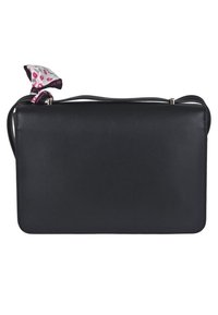 Borsa a tracolla in pelle nera con forma rettangolare, texture liscia e una sciarpa decorativa a motivo legata al manico.