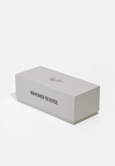 Сив правоъгълен куфар с глатка повърхност, с надпис "WAYFARER REVERSE" с удебелен черен шрифт и дискретно лого на капака.