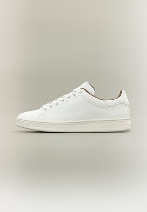 Weißer Sneaker mit niedrigem Schaft, Schnürverschluss, glattem Lederoberteil und hellbeiger Sohle vor neutralem Hintergrund.