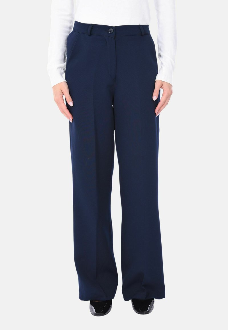 Pantaloni a gamba larga blu navy realizzati in un tessuto liscio con frontale piatto, chiusura con bottone e tasche laterali, caratterizzati da un design su misura.