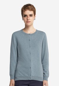 Jasnoniebieski kardigan wykonany z miękkiego materiału, z okrągłym dekoltem, długimi rękawami i zapięciem na guziki z dopasowanymi guzikami oraz ściągaczem u dołu.