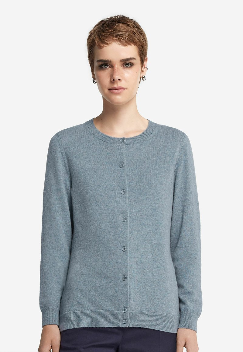 Jasnoniebieski kardigan wykonany z miękkiego materiału, z okrągłym dekoltem, długimi rękawami i zapięciem na guziki z dopasowanymi guzikami oraz ściągaczem u dołu.