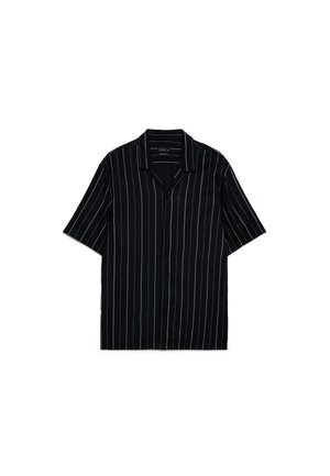 Chemise noire à manches courtes avec boutons, rayures verticales blanches et col cranté, présentée à plat sur fond blanc.