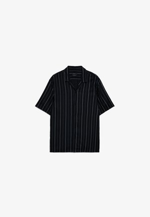 Chemise noire à manches courtes avec boutons, rayures verticales blanches et col cranté, présentée à plat sur fond blanc.