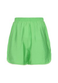 Shorts en satin vert vif avec taille élastique et bordure de pompons blancs le long de l'ourlet et des côtés.