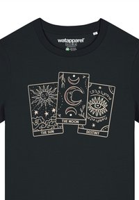 Schwarzes T-Shirt mit drei Tarotkarten: "Die Sonne", "Der Mond" und "Schicksal", mit goldenen und weißen Illustrationen und Text.