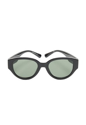 Czarne okulary przeciwsłoneczne w kocim kształcie z grubymi oprawkami i zielonymi, przyciemnianymi soczewkami, wyeksponowane na białym tle.