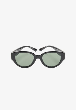 Czarne okulary przeciwsłoneczne w kocim kształcie z grubymi oprawkami i zielonymi, przyciemnianymi soczewkami, wyeksponowane na białym tle.