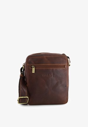 Brun læder skuldertaske med lynlåslomme foran, præget logo, justerbar rem og glat tekstur i en firkantet form.