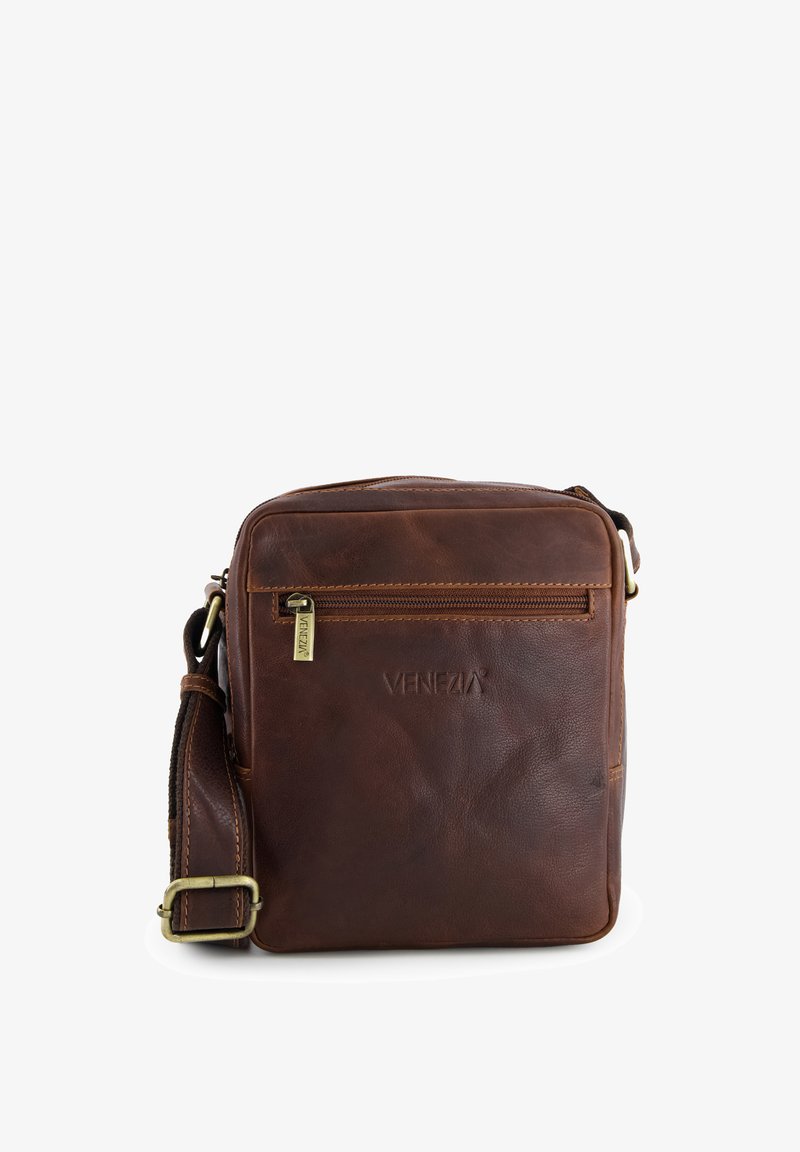 Bruine leren crossbodytas met een voorvak met ritssluiting, geperst logo, verstelbare band en een gladde textuur in een vierkante vorm.