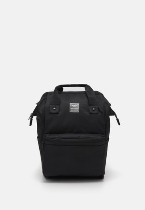 Czarny prostokątny plecak z górnymi uchwytami, przednią kieszenią na zamek, bocznymi zamkami oraz małą metką marki na górnej przedniej części.