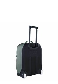 Valigia con rotelle in tessuto verde con base nera, dotata di manico retrattile e ruote bianche, che presenta un design liscio e strutturato.