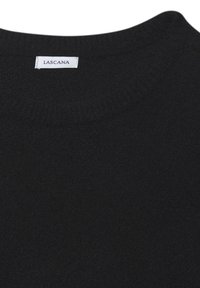 Čierny pletený sveter s okrúhlym výstrihom. Na štítku vo vnútri goliera je napísané "LASCANA". Mäkka textura, minimalistický dizajn.