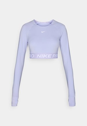 Lilla langermet crop top laget av mykt, fleksibelt stoff, med en hvit Nike-logo og en bred, lys lilla merkenavn midjebånd.