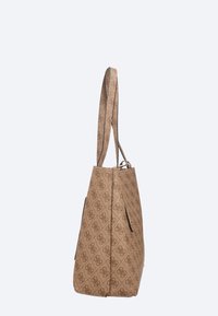 Bolso tote de color marrón con un diseño estampado, forma estructurada, textura suave y una correa larga. Presenta un único bolsillo en el lateral.