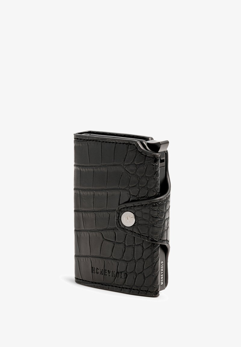 Czarny portfel ze skóry wytłaczanej w wzór krokodyla o gładkiej fakturze, z metalowym guzikiem i smukłym prostokątnym kształcie do przechowywania kart.