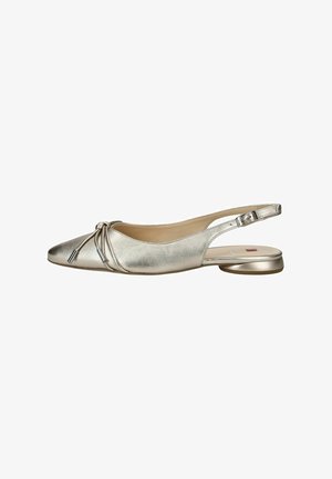 Scarpa ballerina metallizzata con cinturino slingback, punta a punta, dettaglio a nodo decorativo e piccolo tacco basso con cinturino regolabile con fibbia.