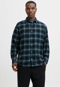 Button-up plaid skjorte i mørkegrønne og blå nuancer, lavet af flannelstof, med klassisk krave og lange ærmer i en afslappet pasform.