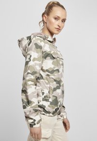 Urban Classics Neperpučiamoji striukė - duskrose camo