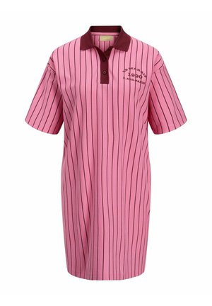 Różowa sukienka polo w paski z bordowym kołnierzykiem, z krótkimi rękawami i detalem logo na lewej piersi. Wykonana z oddychającego materiału.