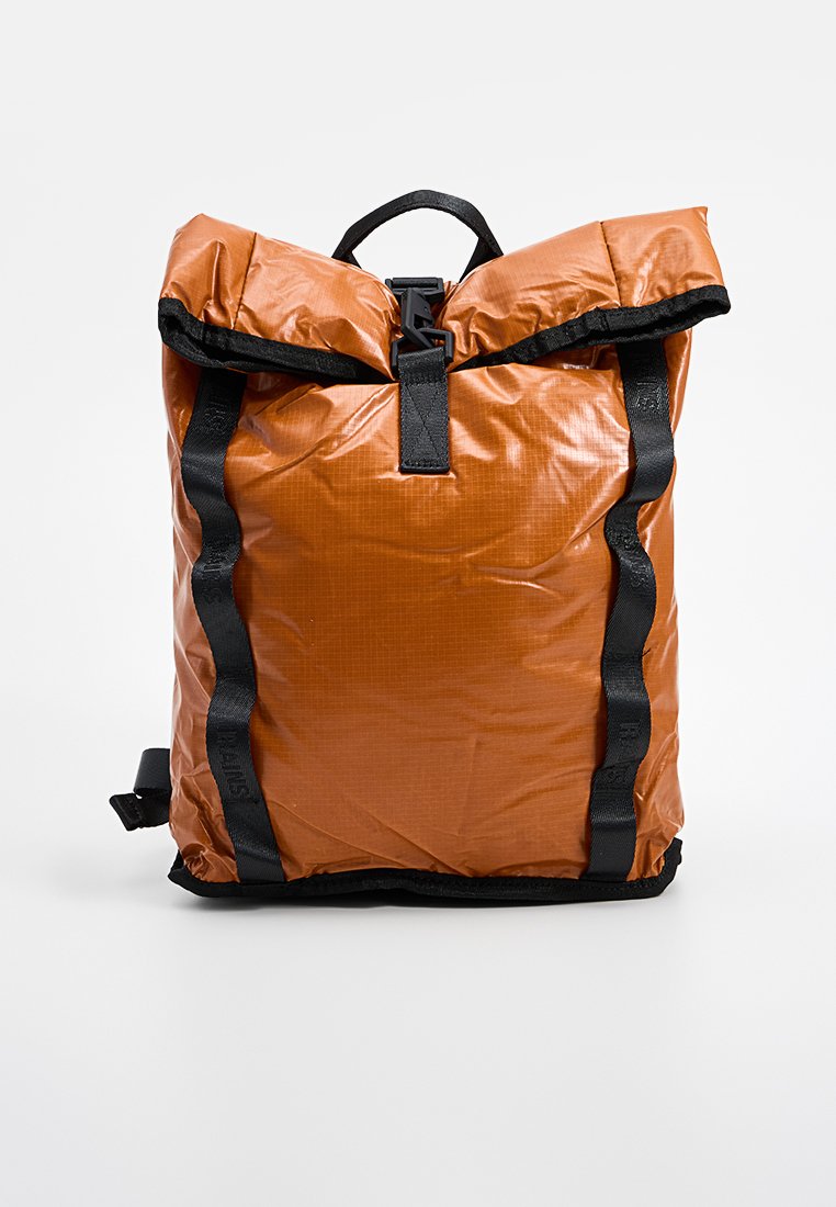 Orange wasserdichter Rucksack mit gerolltem Deckel, schwarzen Riemen und einem Schnappverschluss. Glatte Textur mit einem subtilen Rautenmuster.