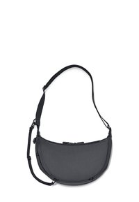 Čierna, zakrivená crossbody taška vyrobená z nylonu. Má jedno nastaviteľné rameno a zipsové uzatváranie na vrchu. Hladká textúra a minimalistický dizajn.