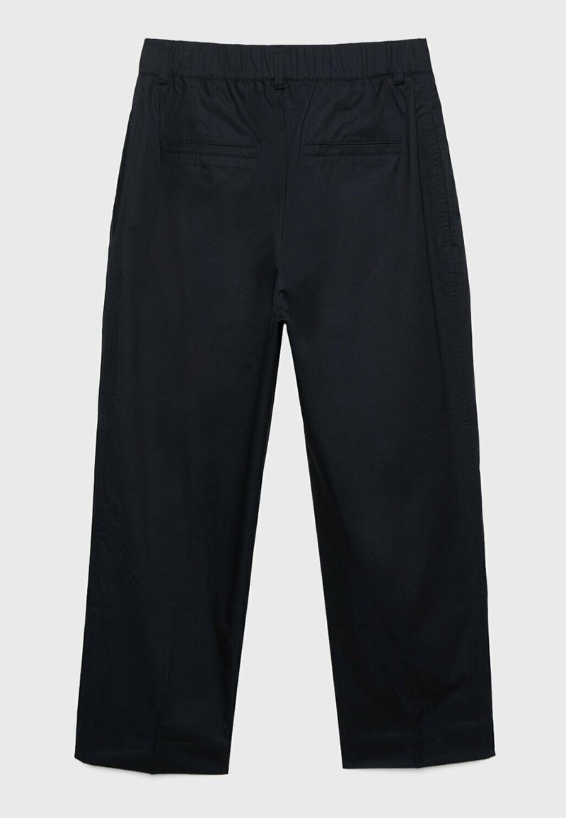 Pantaloni dritti blu navy con vita elastica e due tasche posteriori a fessura, presentati piatti su uno sfondo neutro.