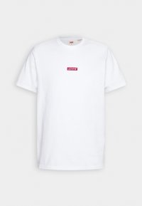 T-shirt en coton blanc à manches courtes, arborant un petit logo rectangle rouge avec le texte "LEVI'S" en blanc au centre.