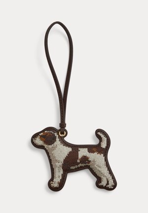 Charm per borsa a forma di cane lavorato a maglia con chiazze marroni, bianche e beige e un cinturino ad anello marrone attaccato vicino al collo.