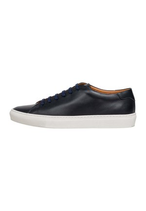 Zapatilla deportiva de cuero azul marino oscuro con punta redonda, suela de goma blanca y cordones azules. Textura suave, diseño minimalista y logo de la marca sutil en el lateral.