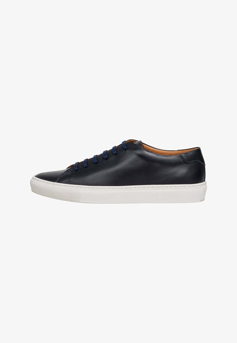 Baskets en cuir bleu marine foncé avec bout rond, semelle en caoutchouc blanche et lacets bleus. Texture lisse, design minimaliste et logo de marque discret sur le côté.