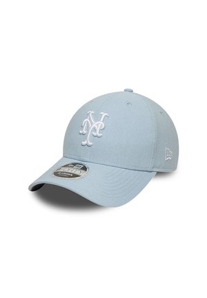 Casquette de baseball bleu clair avec logo NY brodé en blanc à l'avant et logo New Era sur le côté, avec une visière incurvée et un autocollant sur le dessus.