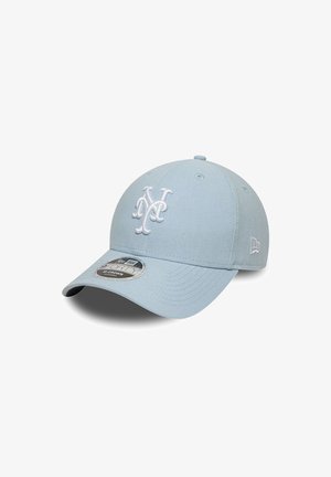 Hellblaue Baseballkappe mit weiß gesticktem NY-Logo vorne und New Era-Logo an der Seite, mit gebogenem Schirm und Aufkleber oben.