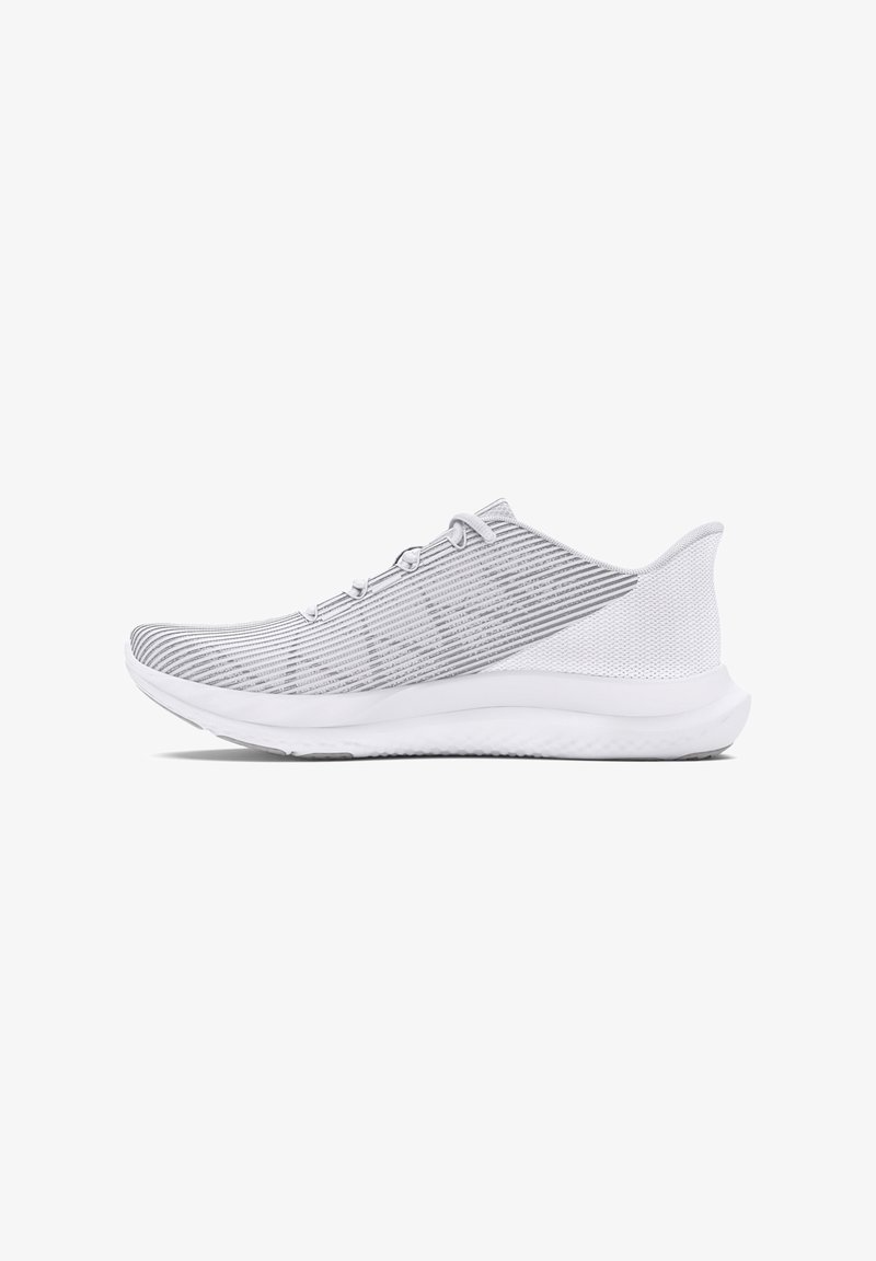 Weißer Sportschuh mit einem strukturierten Mesh-Obermaterial, das abwechselnde Streifen aufweist, einer gepolsterten Sohle und einer abgerundeten Ferse.