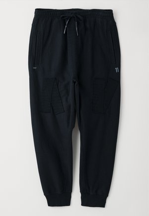 Črne trenirke iz mešanice bombaža. Imajo elastičen pas s vrvico, dva stranska žepa in poudarjene teksturirane dele.