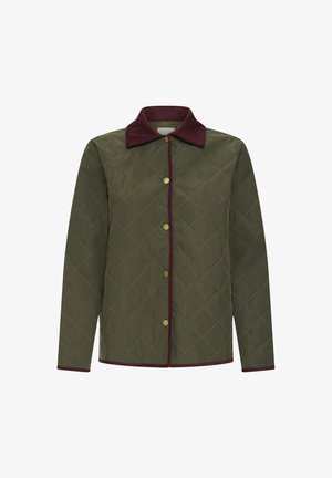 Pūkaļots zaļais mētelis ar bordo apkakli, ar zelta pogām un dimanta formas šuvju rakstu uz auduma.