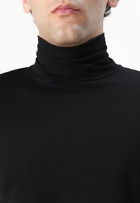 Fekete garbó pulóver sima, rugalmas anyagból, szorosan illeszkedő gallérral és minimalista kialakítással, minta vagy díszítések nélkül.
