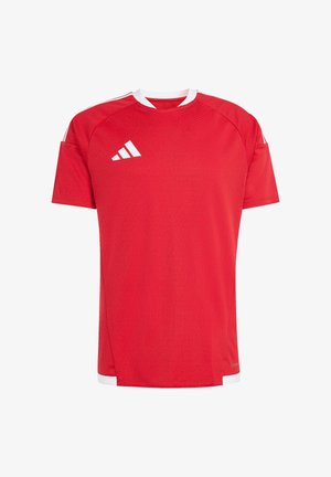 Czerwona sportowa koszulka z krótkim rękawem, białym kołnierzykiem, białym logo Adidas na piersi oraz białymi detalami na ramionach i dole.