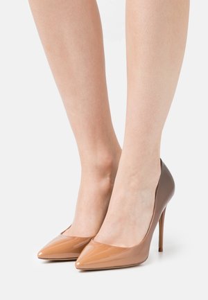 Talons aiguilles en simili cuir brillant dégradé de brun clair à brun foncé, avec un bout pointu et une fine tige.