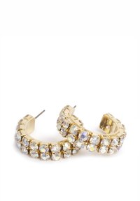 Guldtonede hoops-øreringe med en række iriserende rhinsten langs forsiden; lukning med stift bagpå; rundet design med synlige facetter.