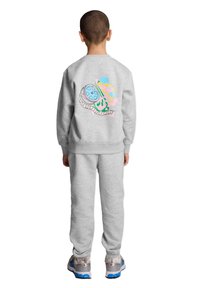 Szary zestaw dresowy składający się z bluzy i spodni, z kolorową grafiką na plecach. Gładka tekstura i luźny krój, z ściągaczami na końcach rękawów i u dołu.