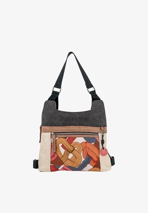 Bolso de hombro con correa negra, parte superior gris oscuro, lados beige y bolsillo frontal con patrones abstractos coloridos de nudos y una etiqueta redonda.