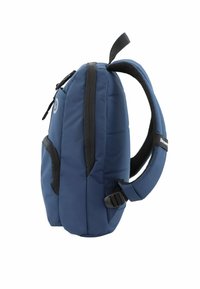 Zaino blu navy realizzato in tessuto durevole, dotato di spallacci imbottiti, una tasca laterale e scomparti con zip. Texture liscia e hardware regolabile.