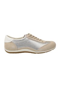 Beige och silver sneakers med ovandel i mocka, texturerad metallisk detalj, textilflik, signaturstickning och gummisula.