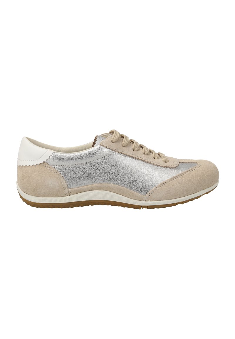 Beige och silver sneakers med ovandel i mocka, texturerad metallisk detalj, textilflik, signaturstickning och gummisula.