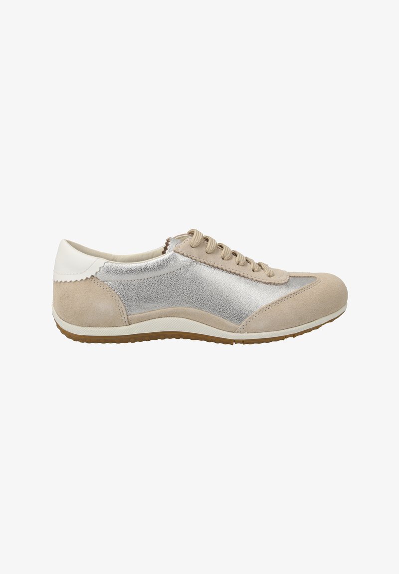 Sneaker beige e argento con tomaia in suede, accento metallico testurizzato, linguetta in tessuto, cuciture distintive e suola in gomma.